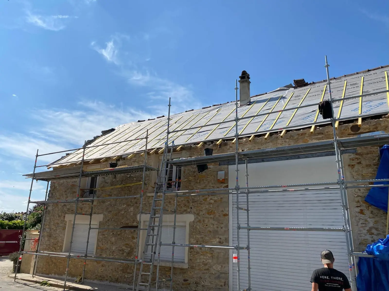 Rénovation de toiture avec écran sous-toiture et échafaudage
